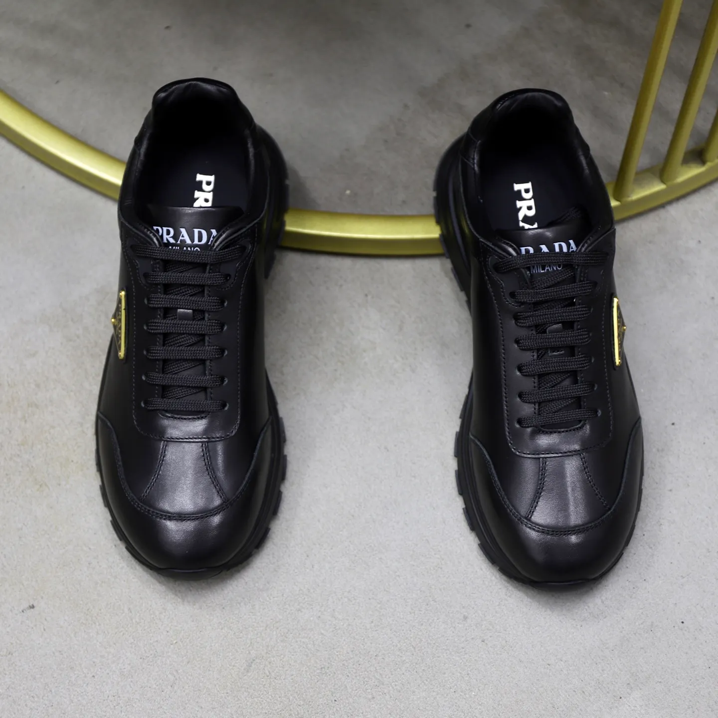 Factory price: 740💰Top original order Brand: PRADA (Prada) Standard code: Men's size 38/44 (45 can be customized) Grade: Same as the official website Material: Original cowhide stitching imported cowhide lining Original combination two-color wear-resistant soft outsole Style category: Leisure and sports version Young fashion European and American trend British style Color: Real picture color